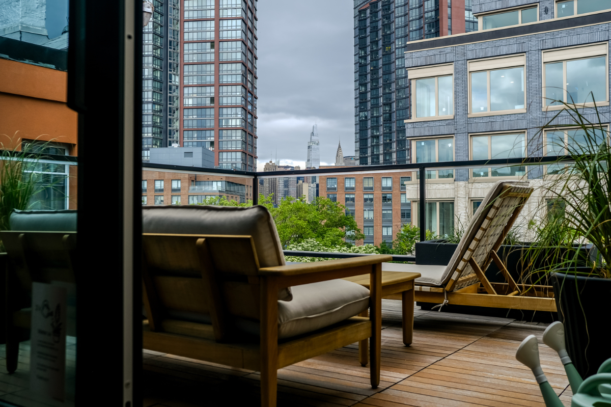 New - ALONK Penthouse - Serene Stay with Manhattan Views - Photo 2