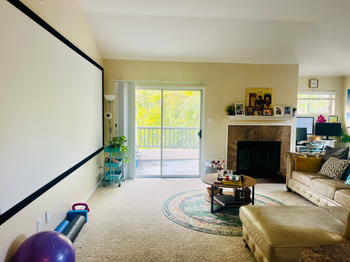 Cozy corner unit surrounded by lush greenery. - Photo 2