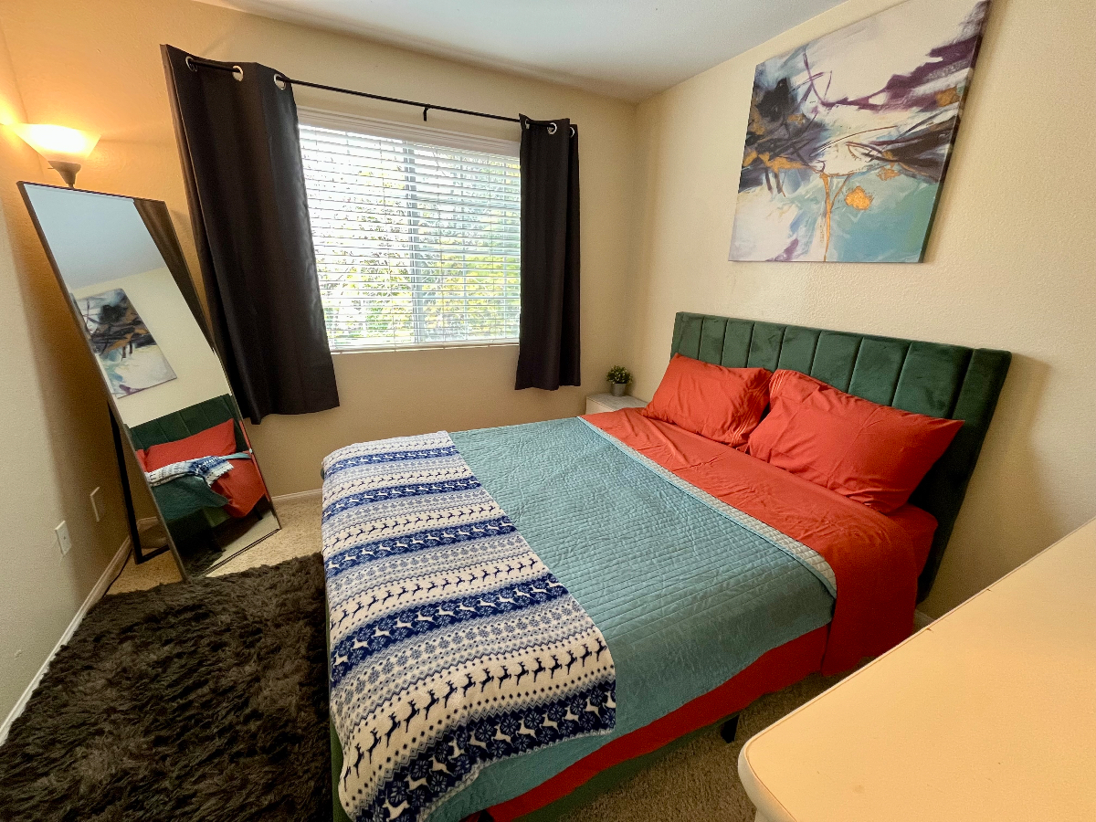 Cozy corner unit surrounded by lush greenery. - Photo 1