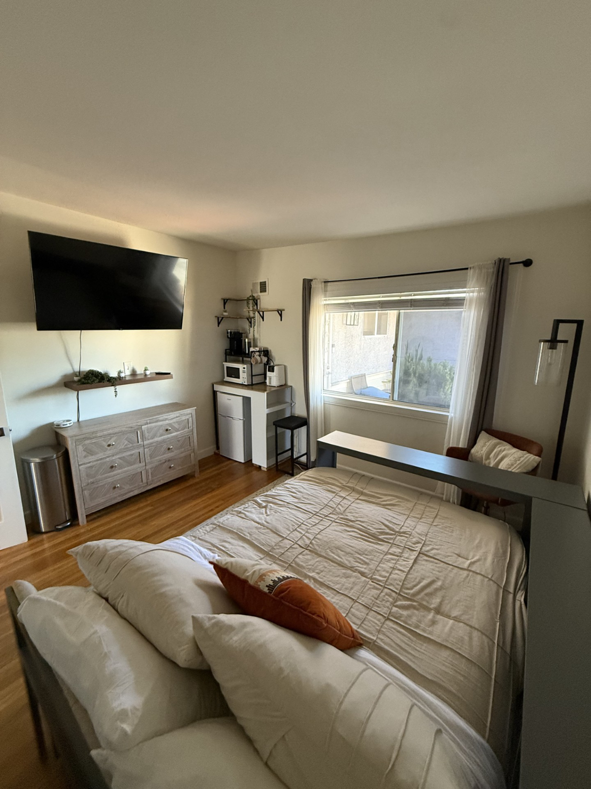 Private Entrance, Patio & BR perfect for Healthcare professionals - Photo 4