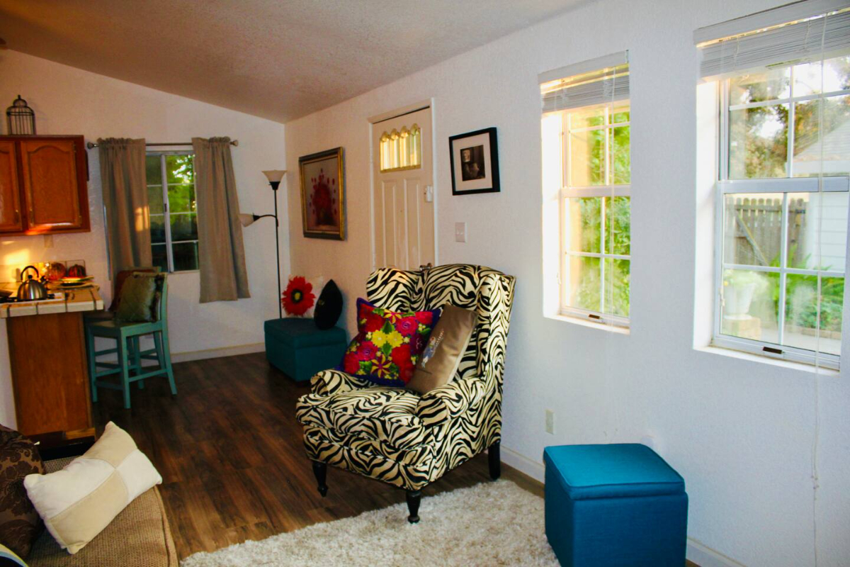 Charming 1x1 Detached Casitas in Quiet Neighborhood - Photo 3