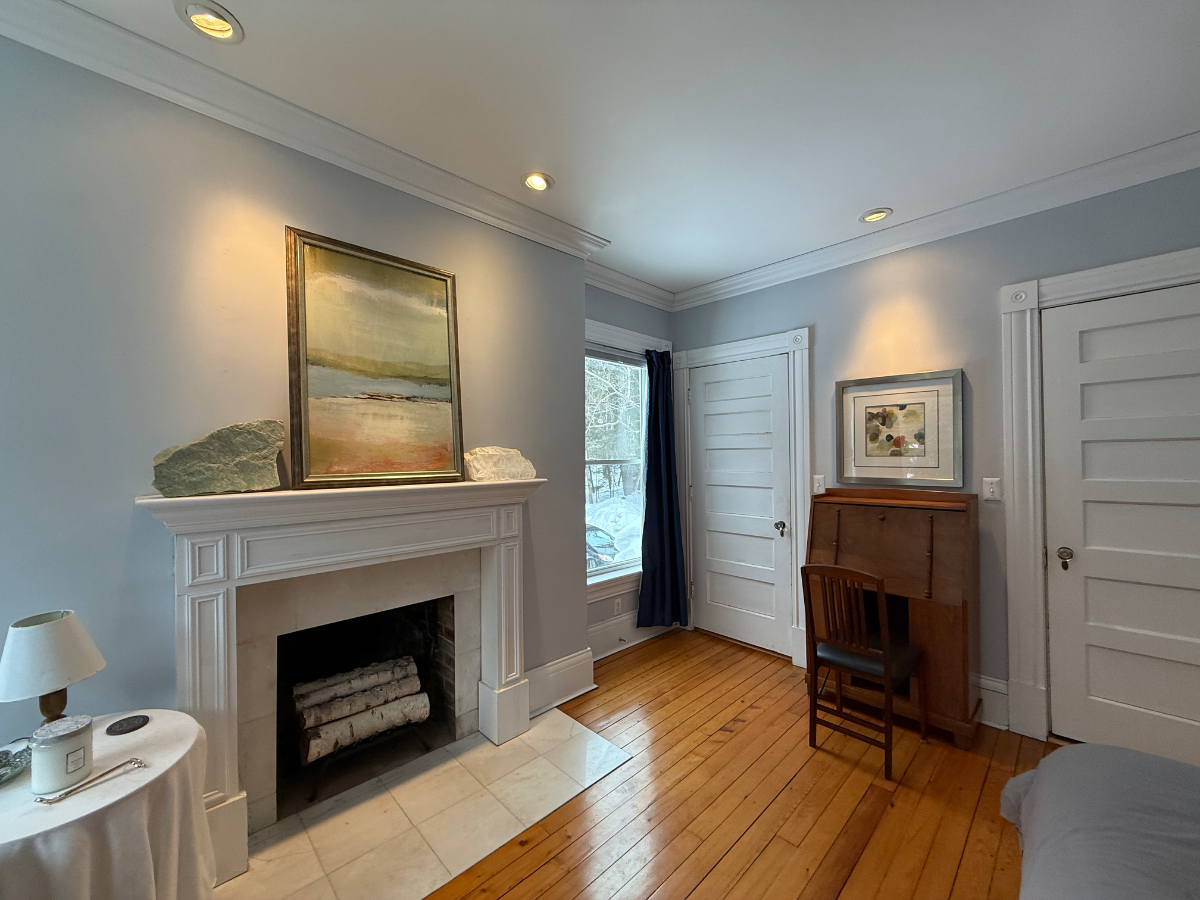 Calm, Clean Primary suite in historic/spacious home, 1 mile from Adirondack Health (renting to femal - Photo 4