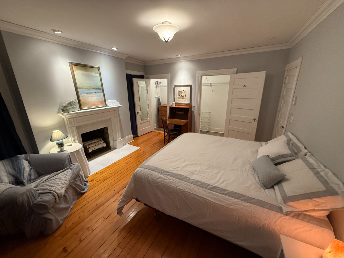 Calm, Clean Primary suite in historic/spacious home, 1 mile from Adirondack Health (renting to femal - Photo 3