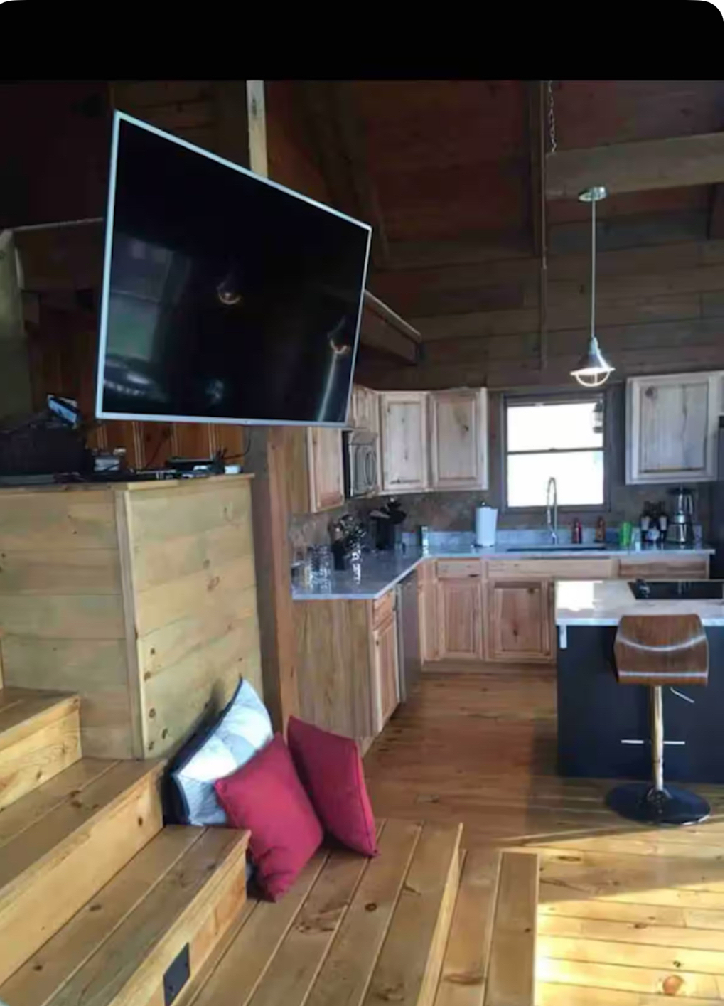 Charming Riverside Retreat - Photo 5