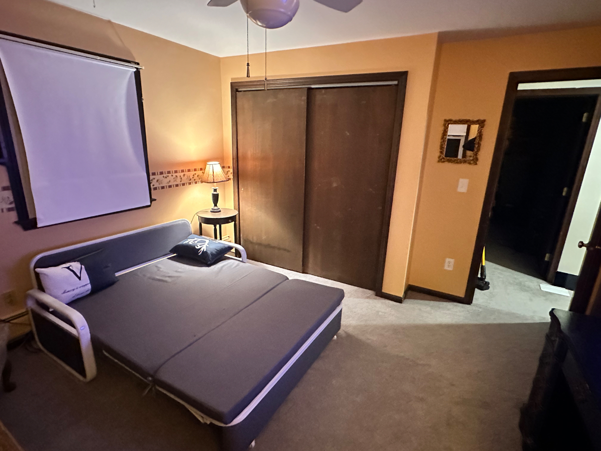 Private room for healthcare travelers - Photo 3