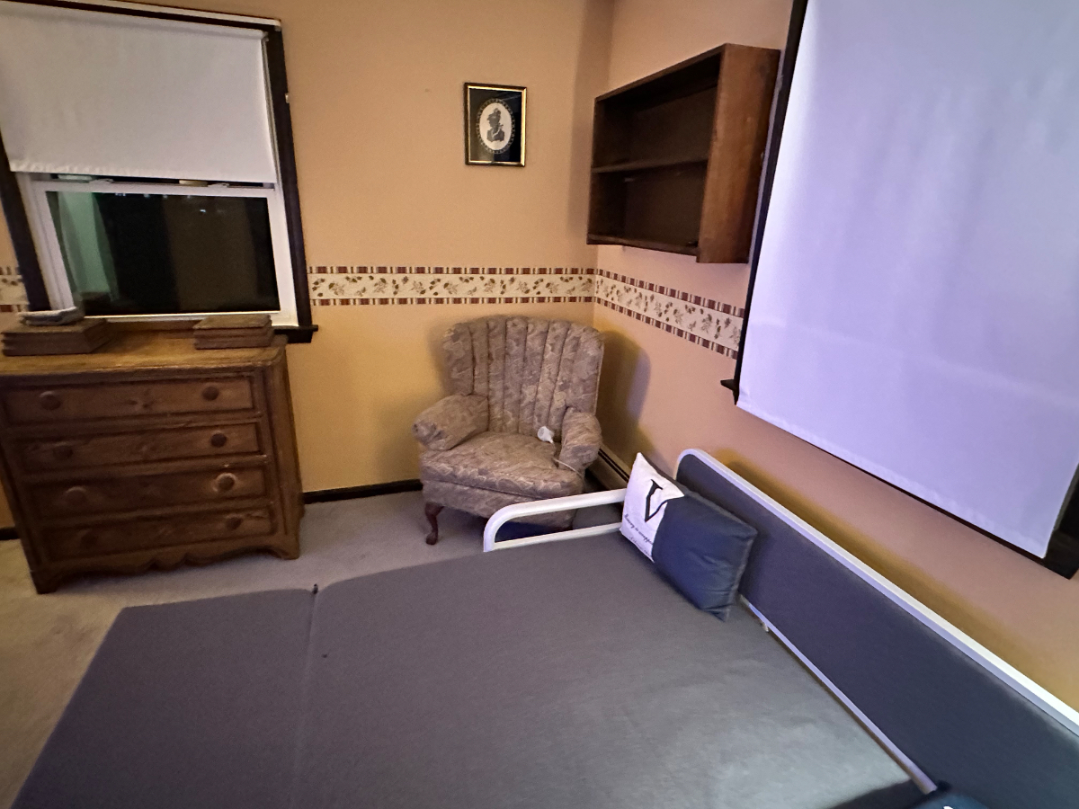 Private room for healthcare travelers - Photo 4