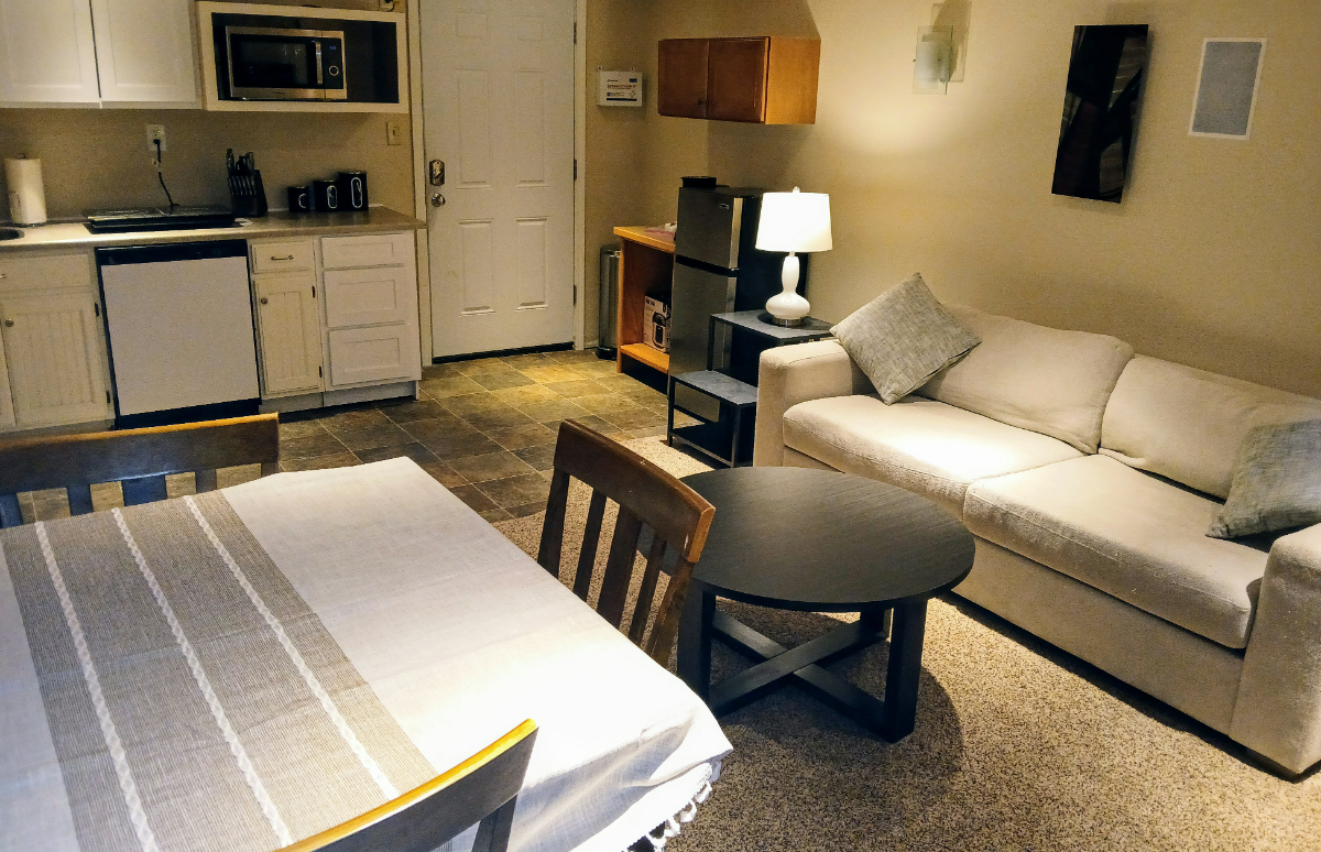 NICE EASTSIDE 1 BEDROOM APARTMENT CLOSE TO EVERYTHING - Photo 4