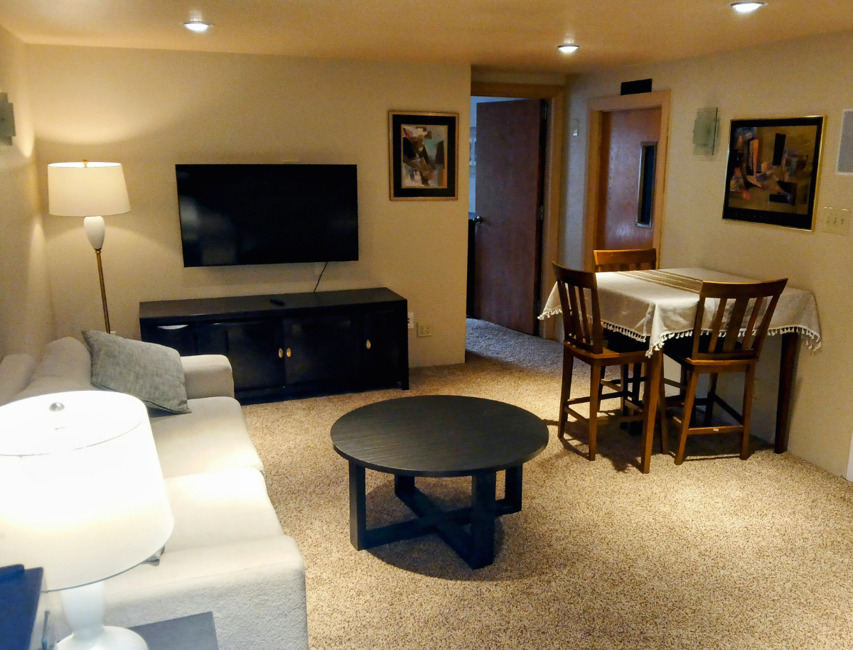 NICE EASTSIDE 1 BEDROOM APARTMENT CLOSE TO EVERYTHING - Photo 1