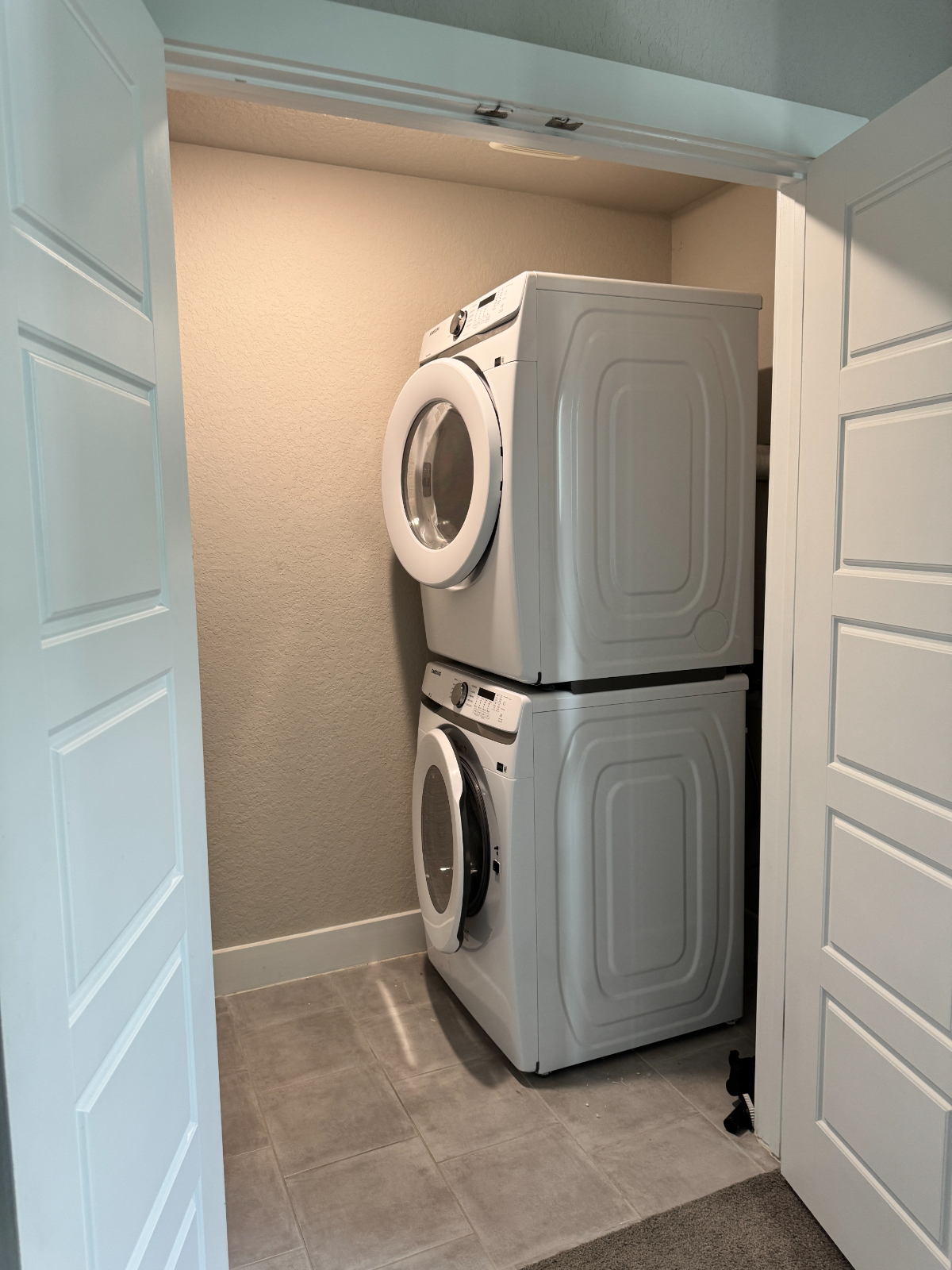 PRIVATE ROOM WITH ENSUITE BATH.  Ideal for Travel Nurses, Military | Flexible Lease Terms | 10 Min t - Photo 8