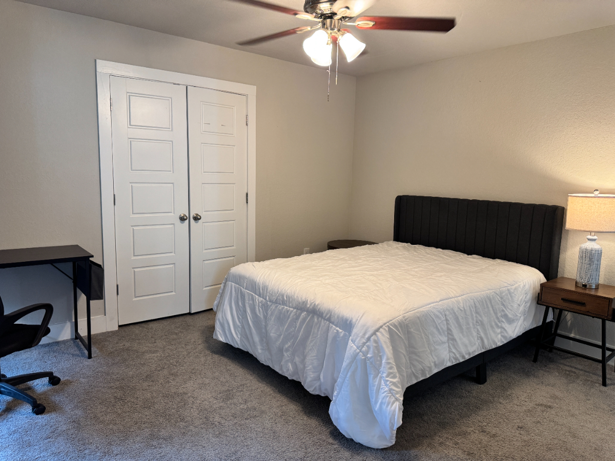 PRIVATE ROOM WITH ENSUITE BATH.  Ideal for Travel Nurses, Military | Flexible Lease Terms | 10 Min t - Photo 11