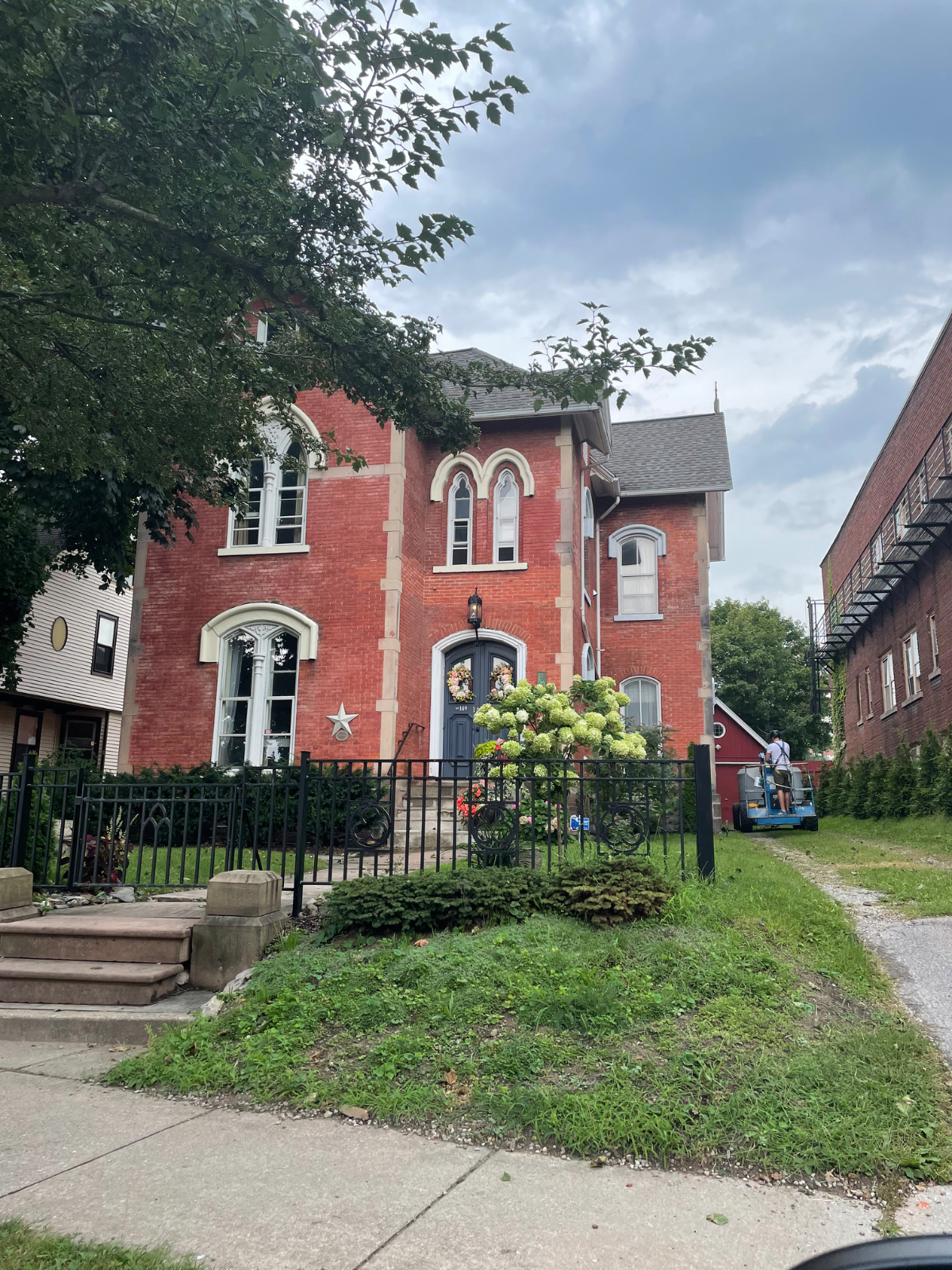 Elegant Landmark Home (King bd) - Photo 8