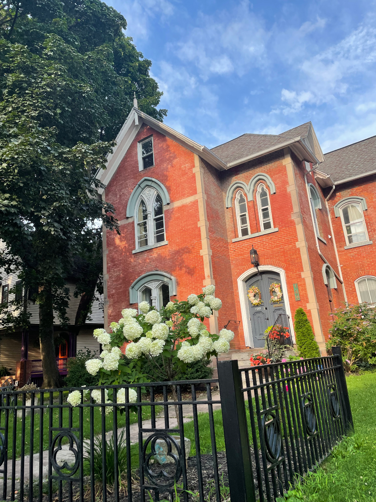 Elegant Landmark Home (King bd) - Photo 1