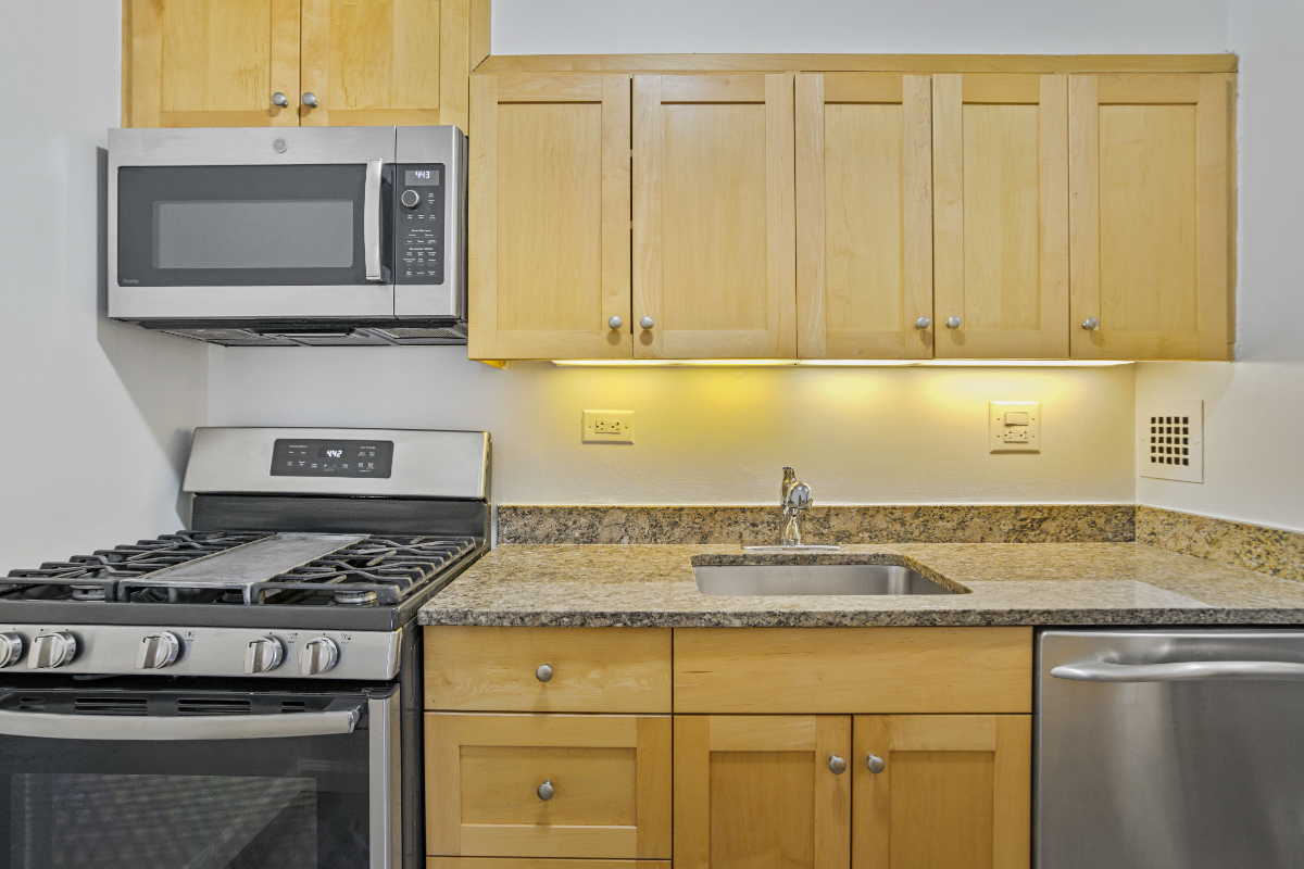 Room in Waterside Plaza - Photo 5