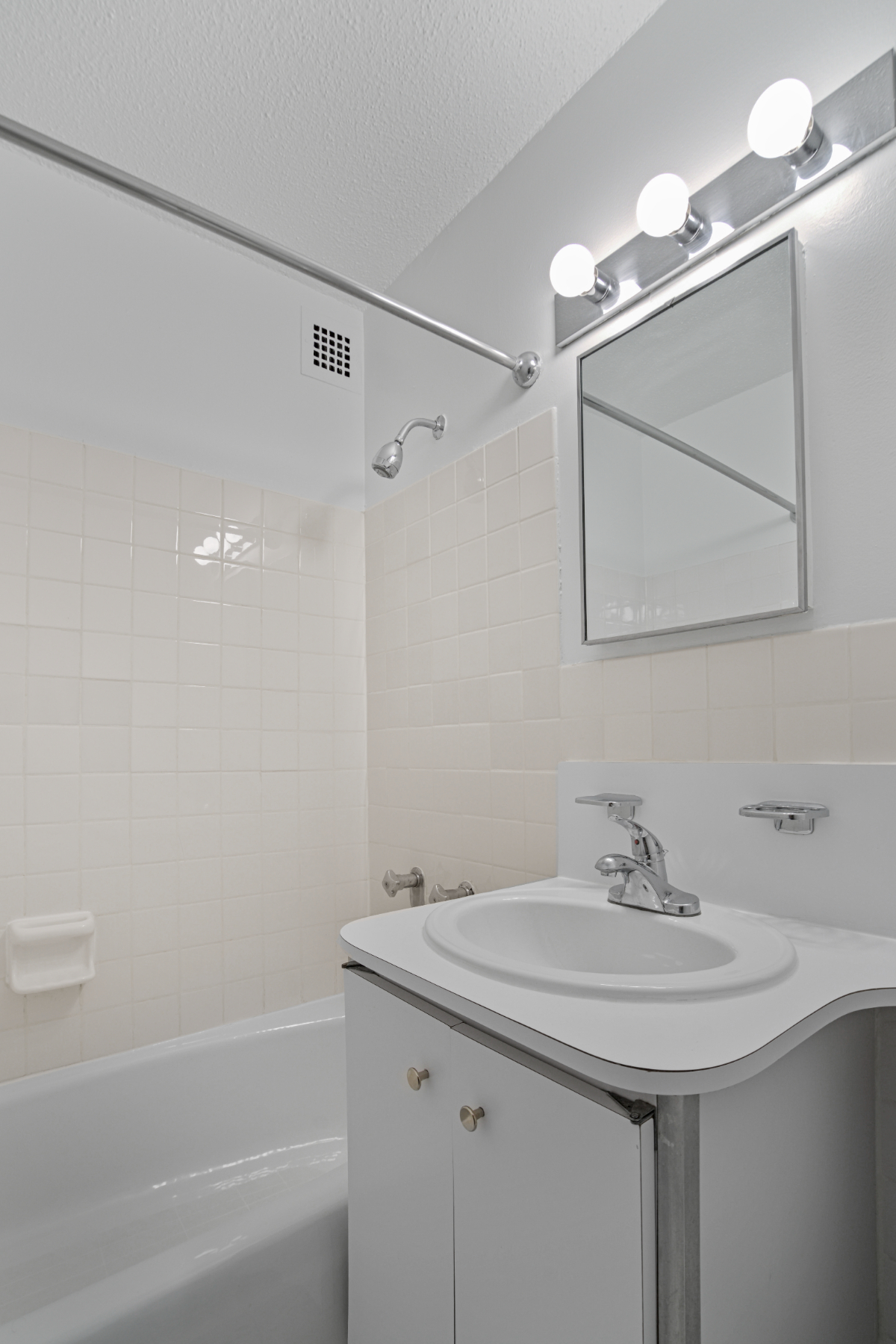 Room in Waterside Plaza - Photo 10