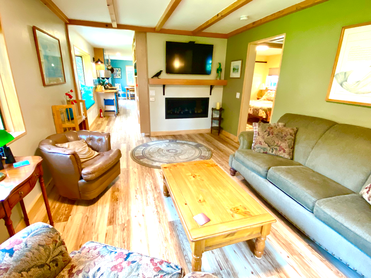 Adorable home on river walk to town - Photo 2