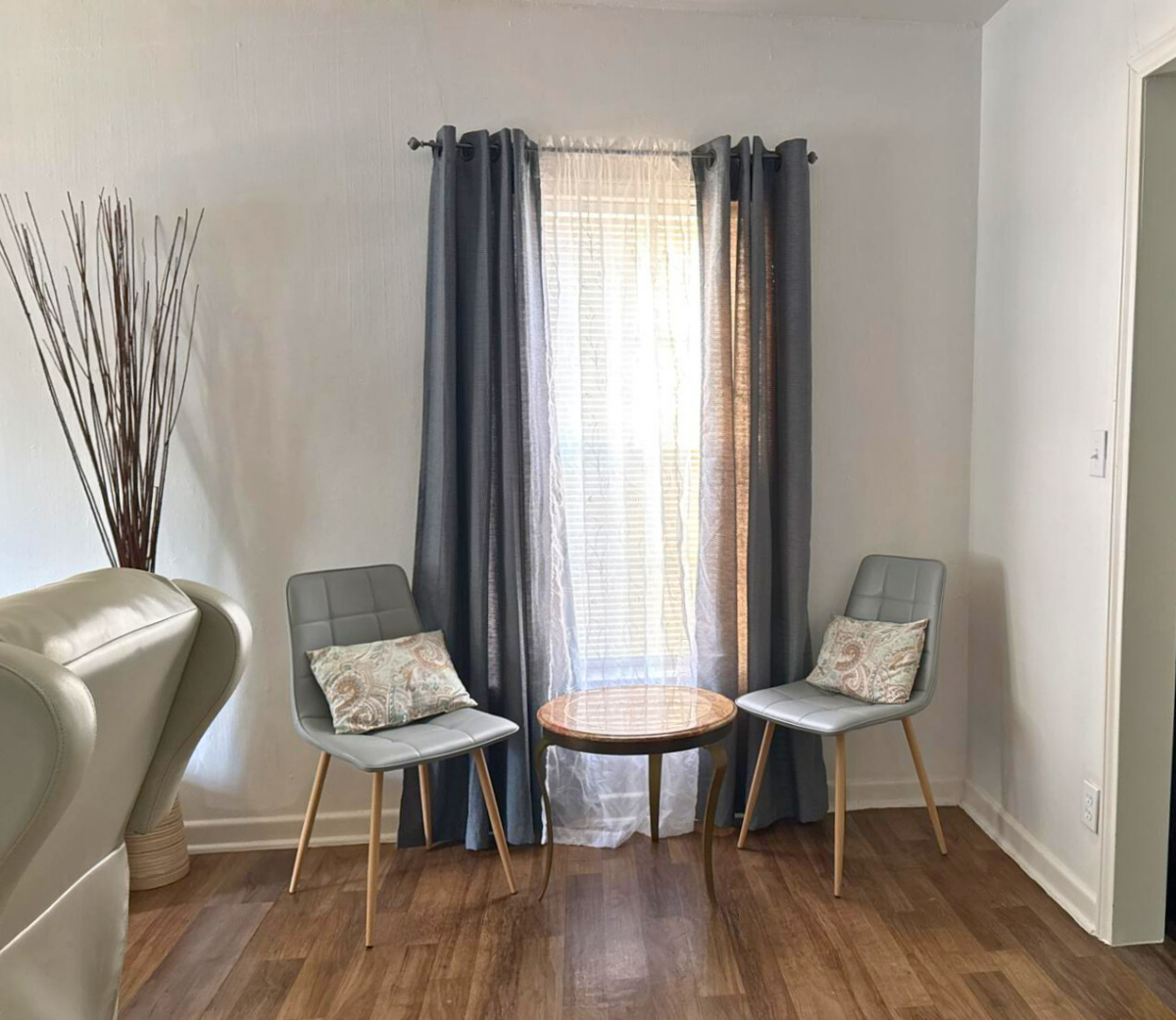 Cozy 3 Bedroom, 2 Bath Home with Relaxing Porch/Yard near Downtown, Space-X, LNG, Beaches - Photo 2