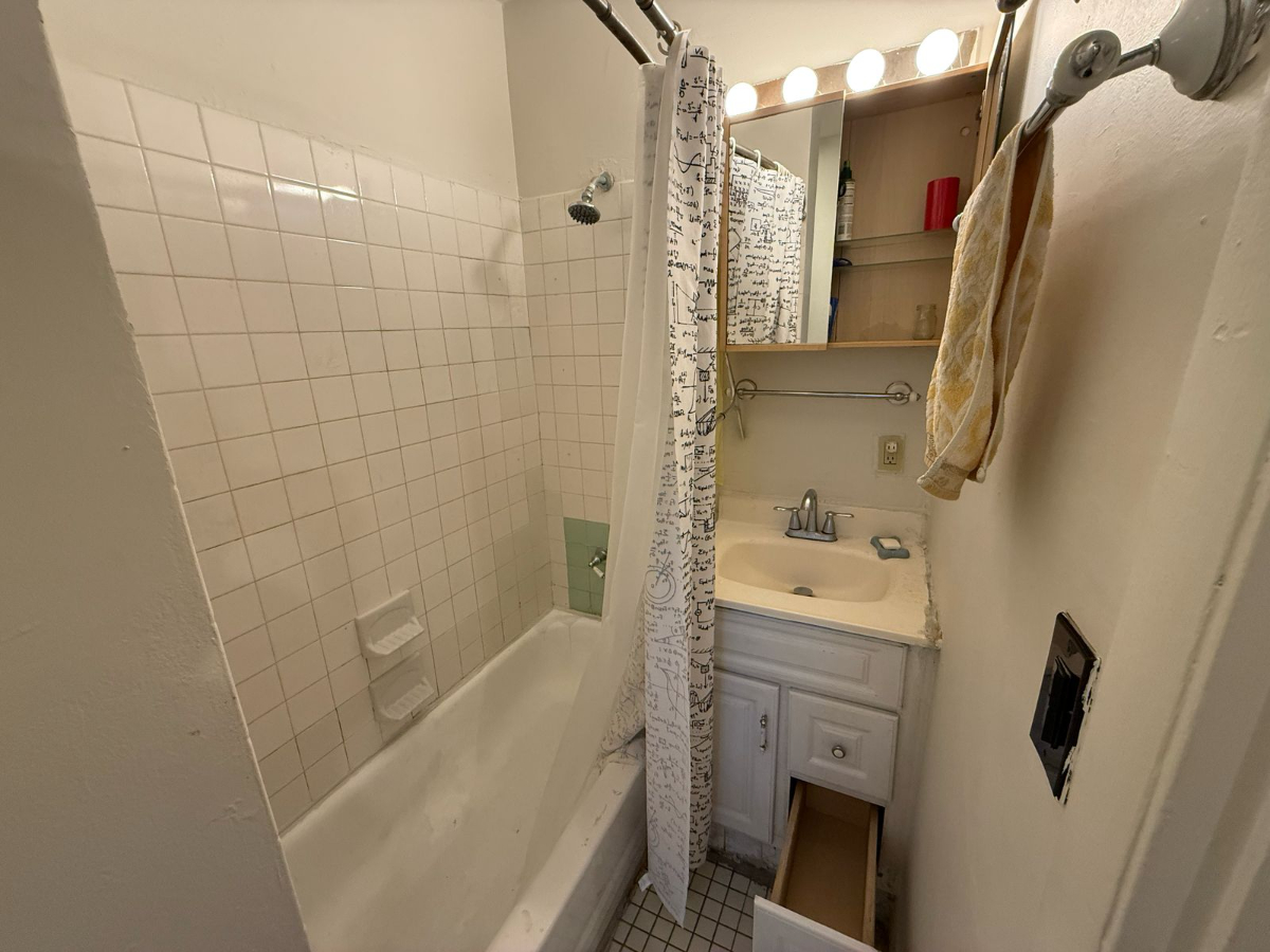 Middle of Manhattan Lowest Price Around Eclectic Old School NYC Apt Brick building hardwood floors W - Photo 2