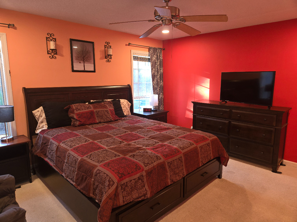 Charming Single Room in a Spacious Home with Pool & Great Amenities Room 1