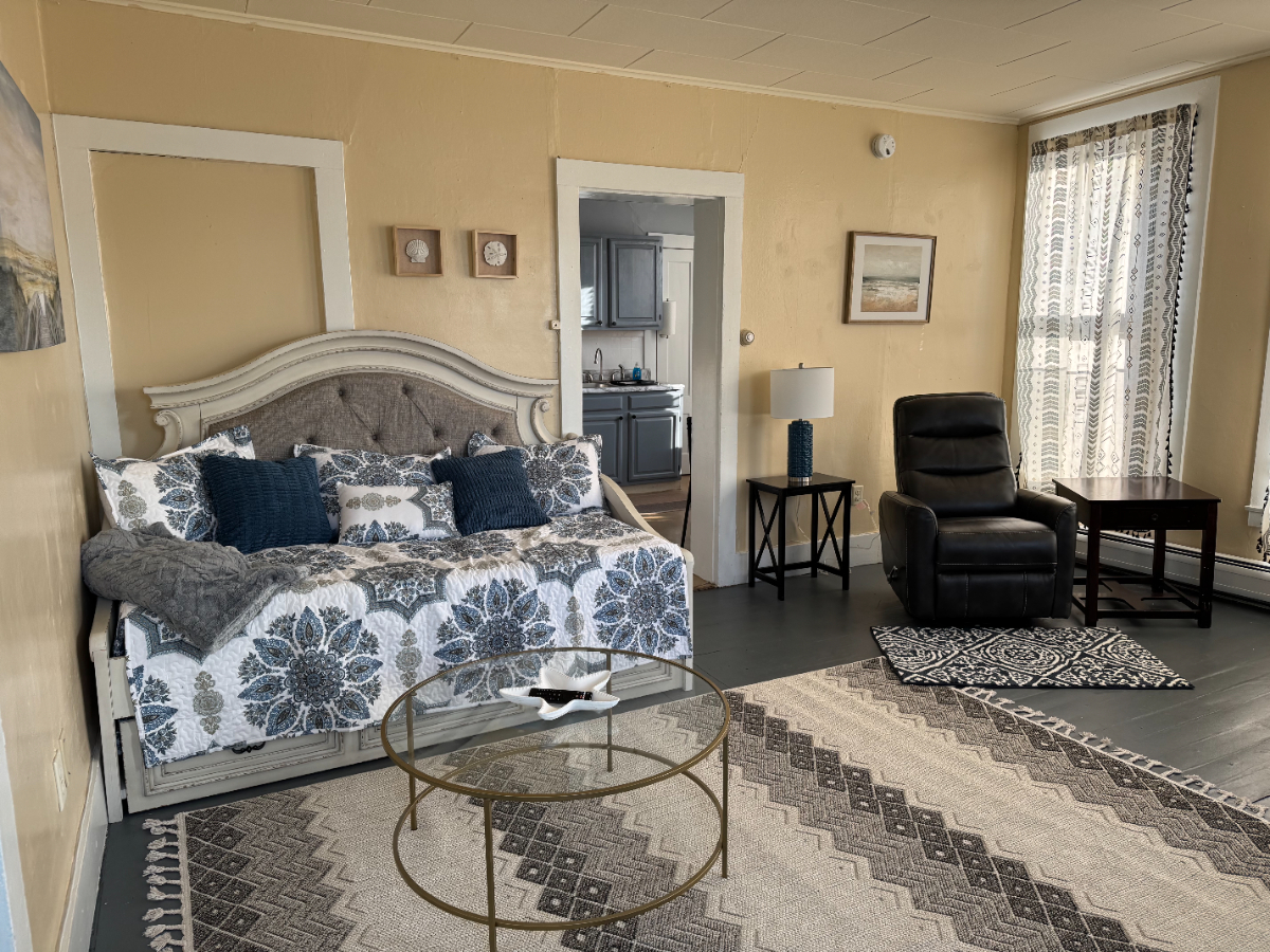 Heart of Downtown with bonus daybed - Photo 9