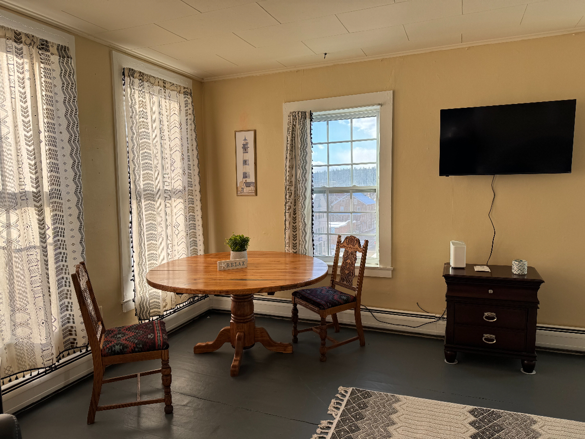 Heart of Downtown with bonus daybed - Photo 10
