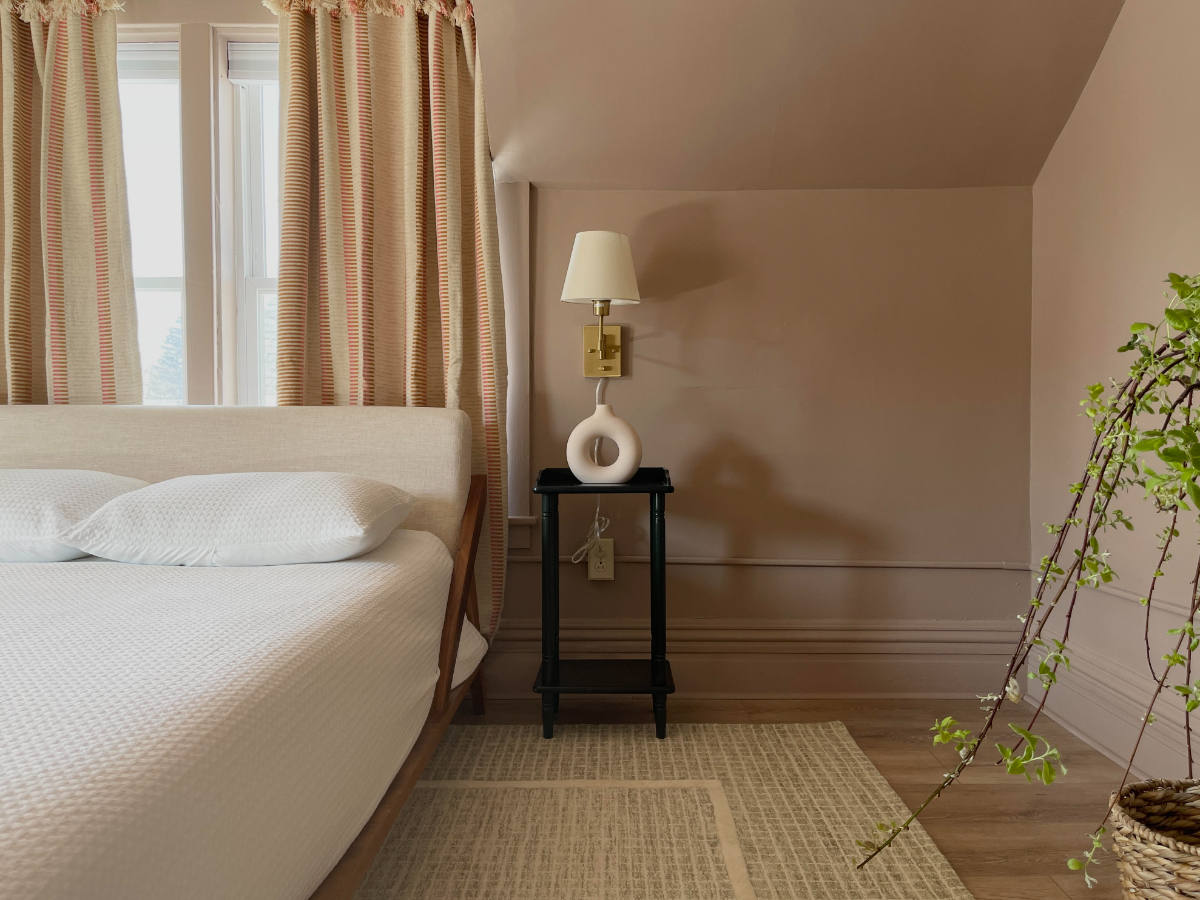 Walk to downtown and work, Newly Renovated 2 Bedroom Top Floor Apt. - Photo 2
