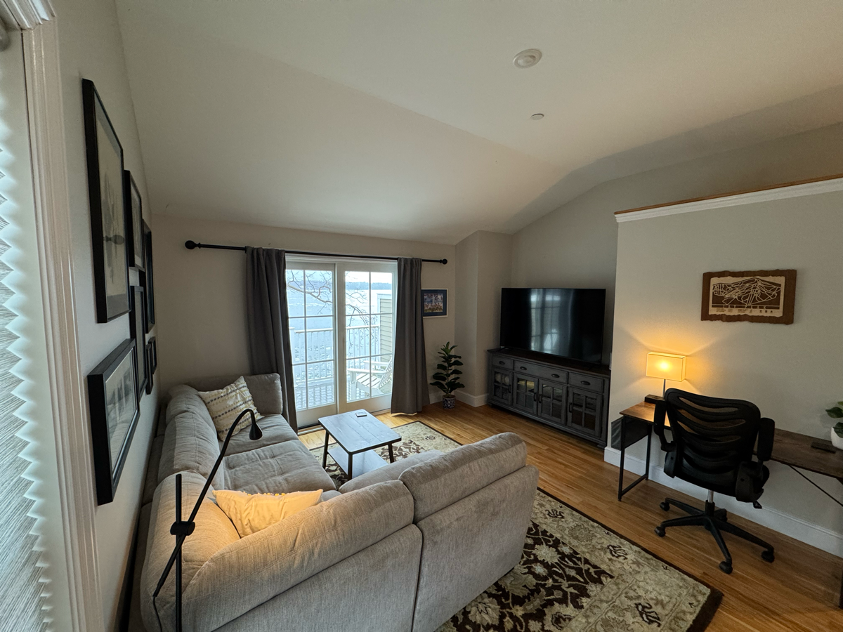 Lakefront One Bedroom Apt With Balcony - Photo 4