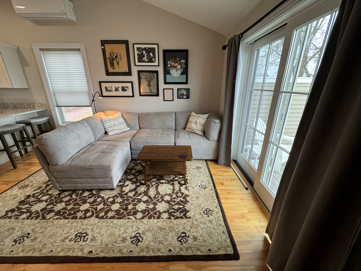 Lakefront One Bedroom Apt With Balcony - Photo 3