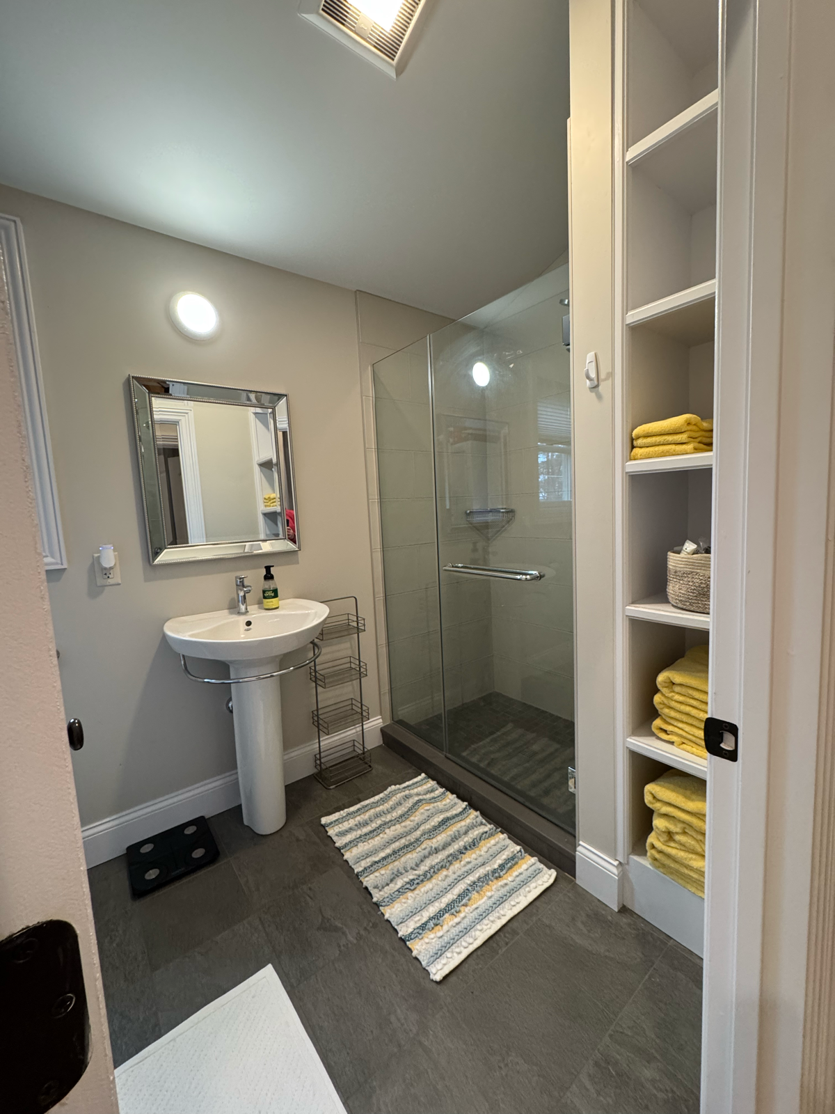 Lakefront One Bedroom Apt With Balcony - Photo 8