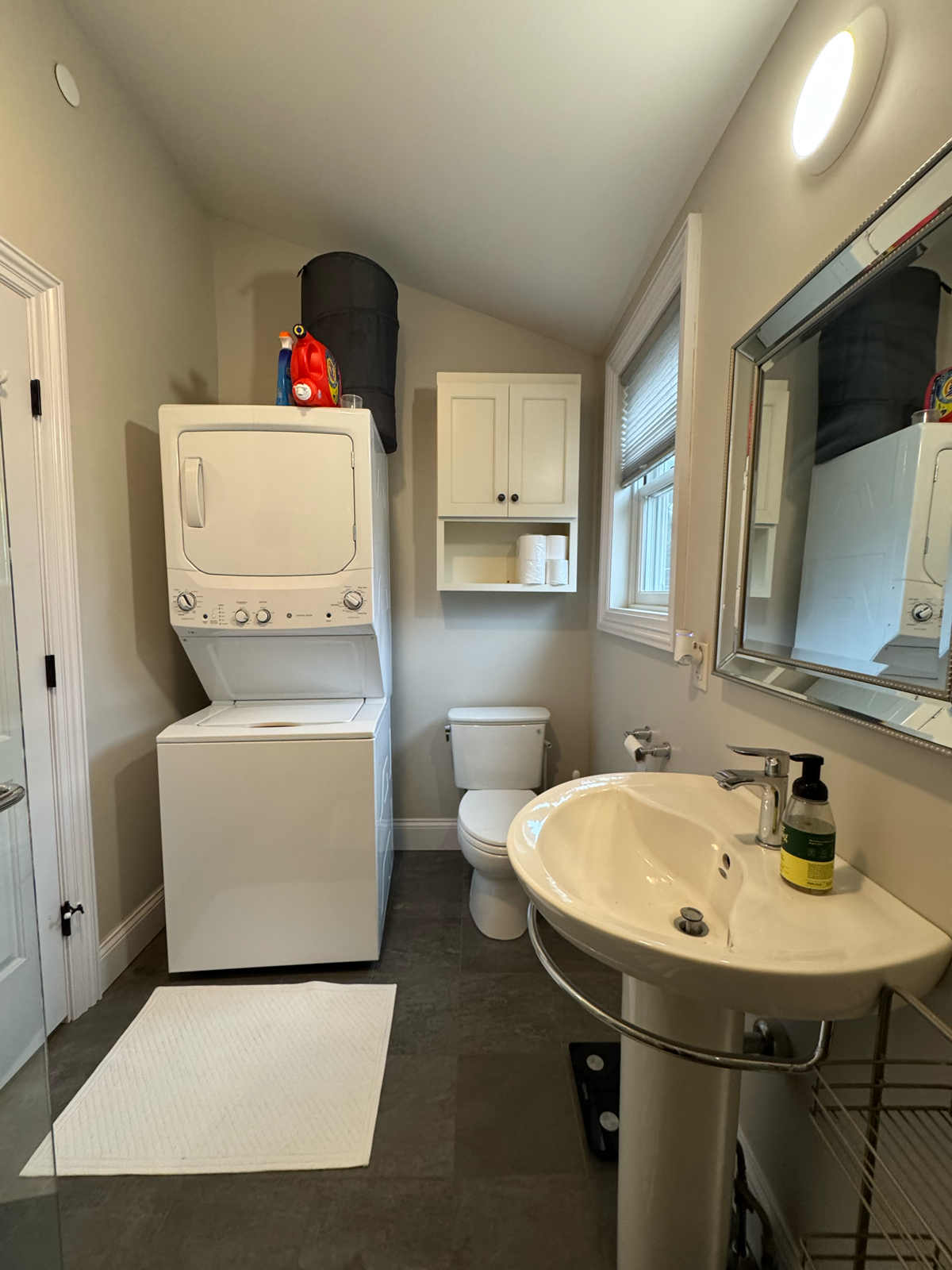 Lakefront One Bedroom Apt With Balcony - Photo 9