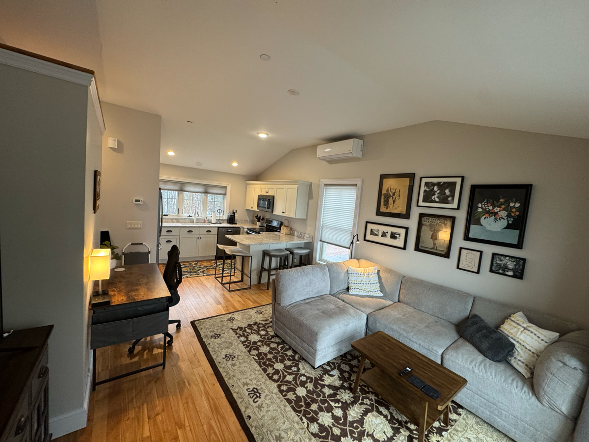 Lakefront One Bedroom Apt With Balcony - Photo 2