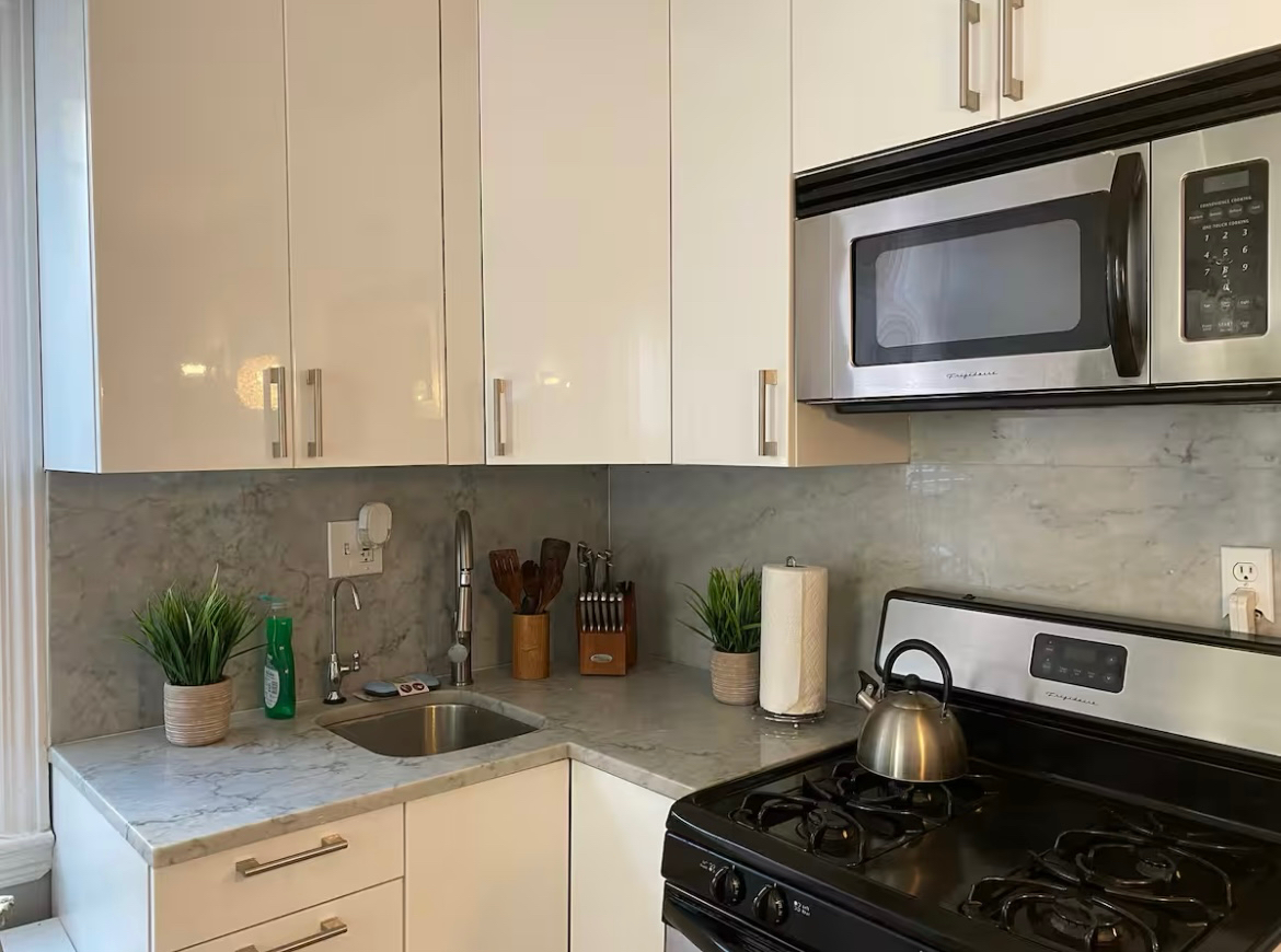 Cozy 2/1  1st fl house  near LGA . All included min 1 month - Photo 3