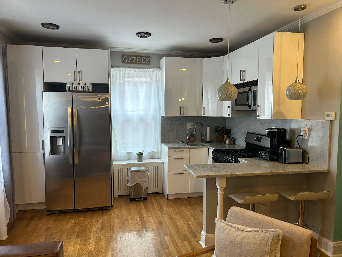 Cozy 2/1  1st fl house  near LGA . All included min 1 month - Photo 2