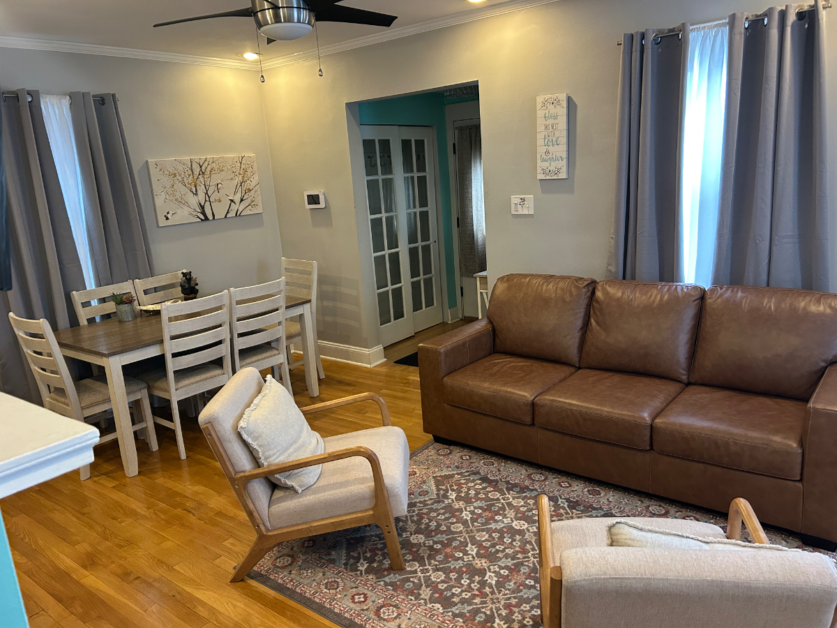 Cozy 2/1  1st fl house  near LGA . All included min 1 month - Photo 4