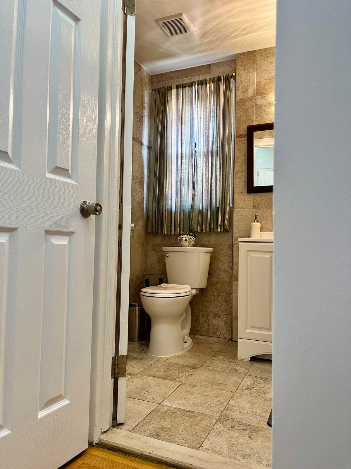 Cozy 2/1  1st fl house  near LGA . All included min 1 month - Photo 6