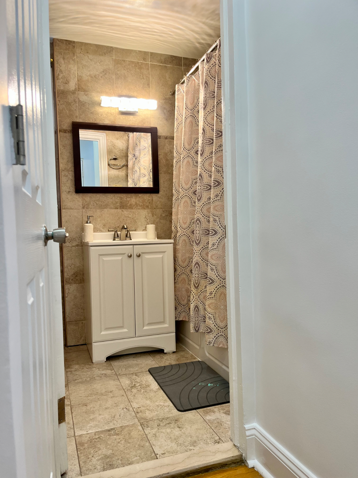 Cozy 2/1  1st fl house  near LGA . All included min 1 month - Photo 8