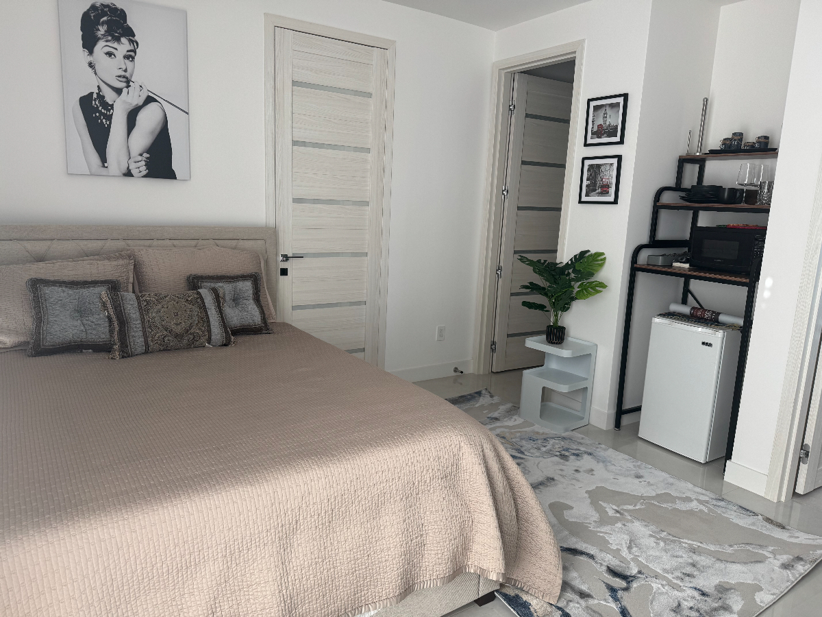Sunnyvale Studio Oasis - Sleek Design with Sophisticated Simplicity - Photo 3