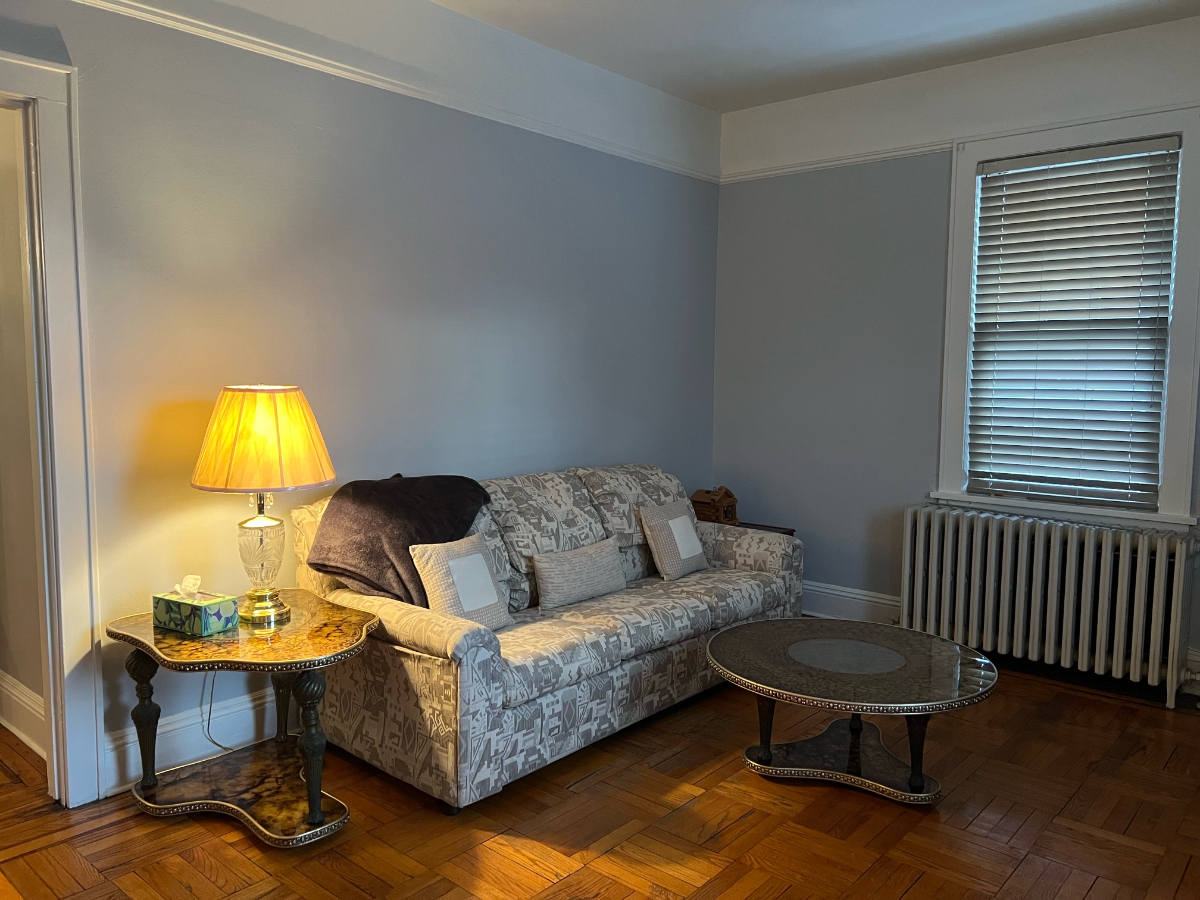 Charming 2BR/1BA Apartment with Modern Comforts in a Prime Location, Near Hospitals. - Photo 2