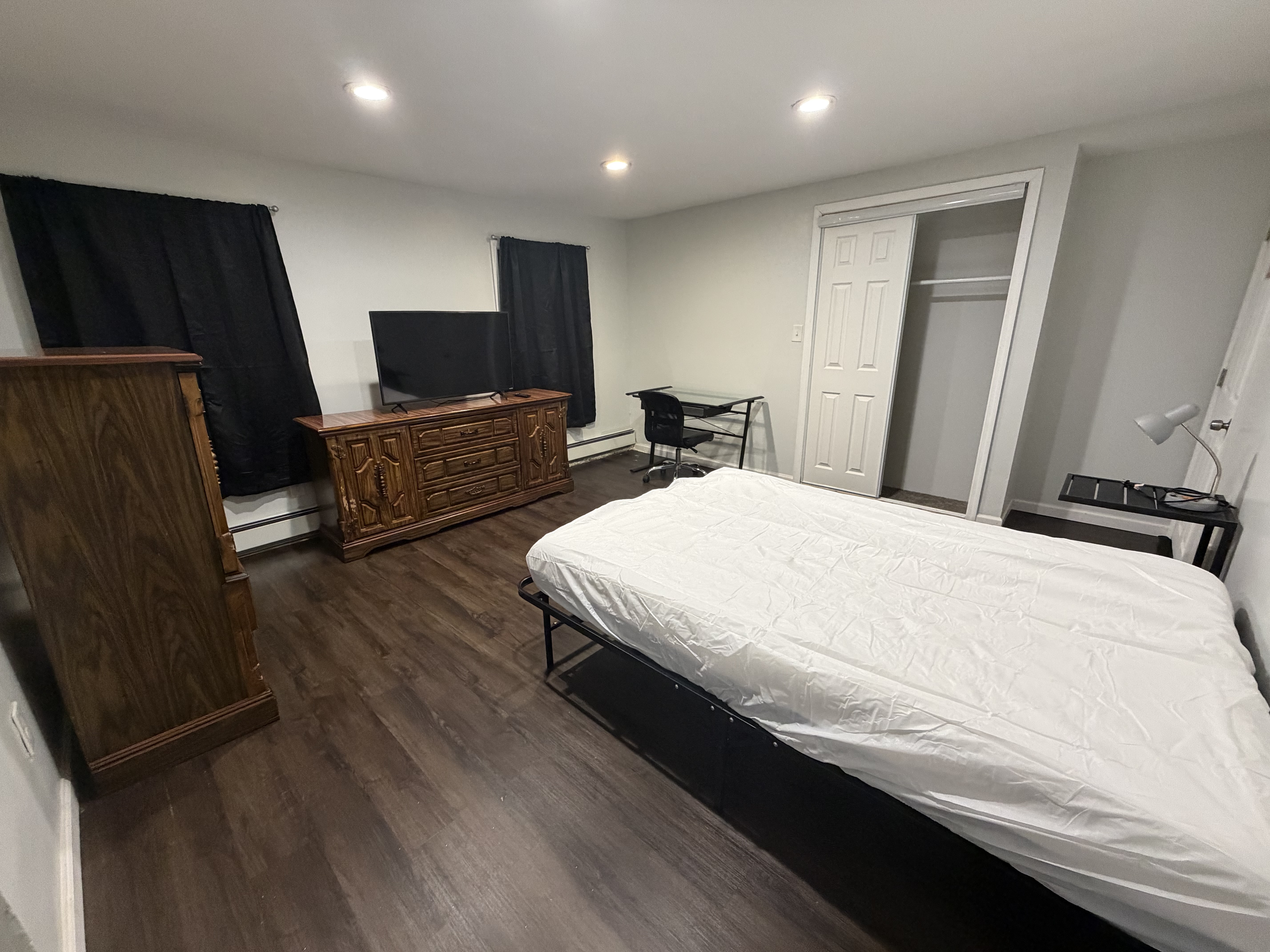 Furnished Rooms Near all Colleges & Hospitals Room 3 - Photo 1