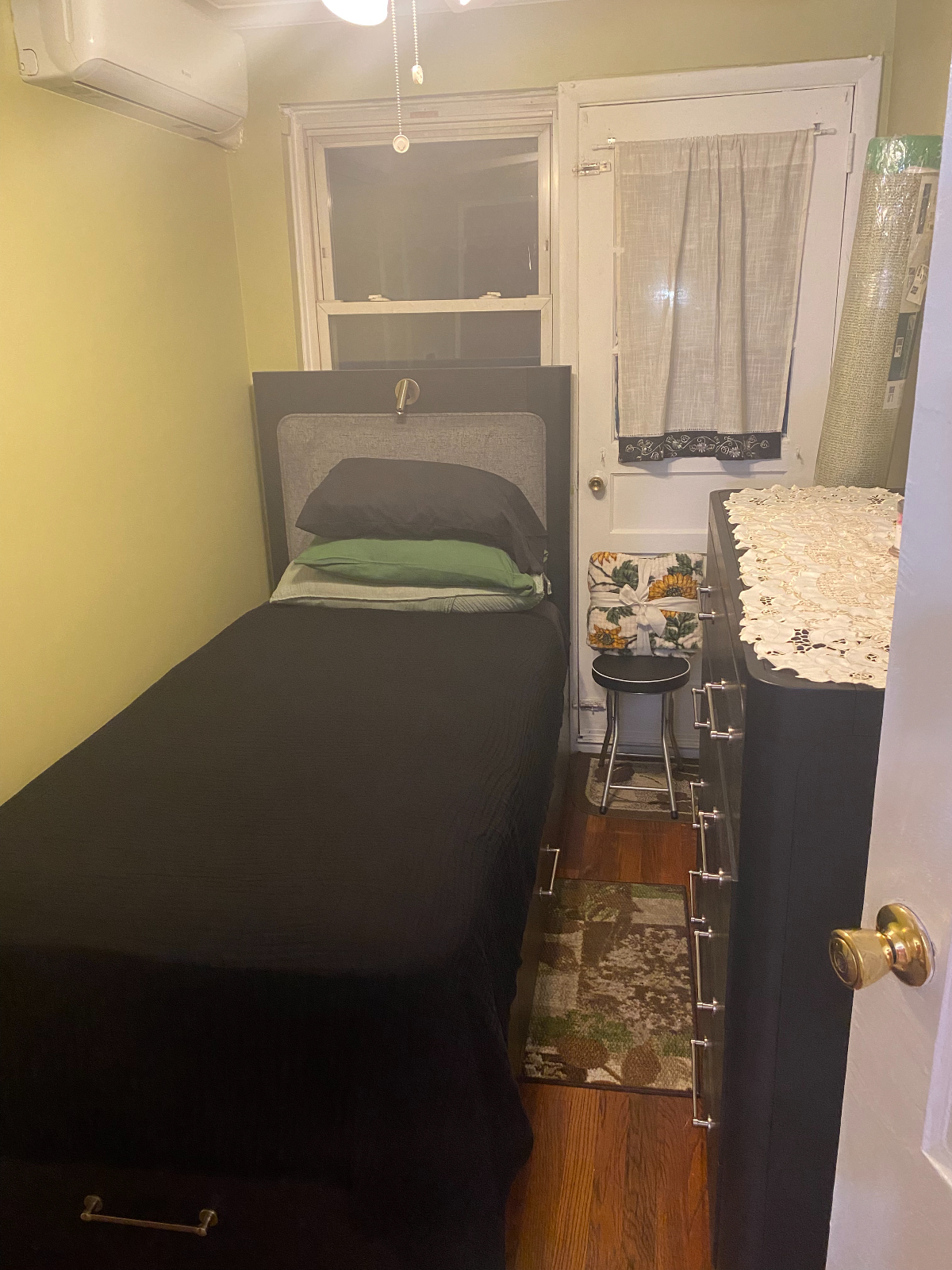 Cozy Single Twin Room with Modern Essentials - Photo 1