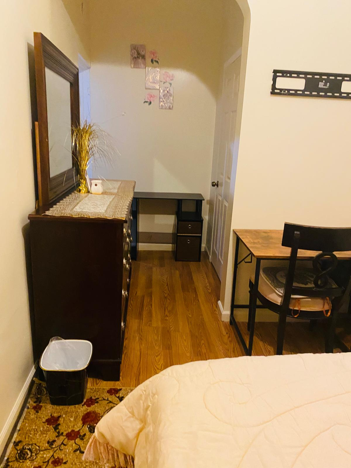 Beautiful, spacious and fully furnished bedroom centrally located in Brooklyn, New York. - Photo 4