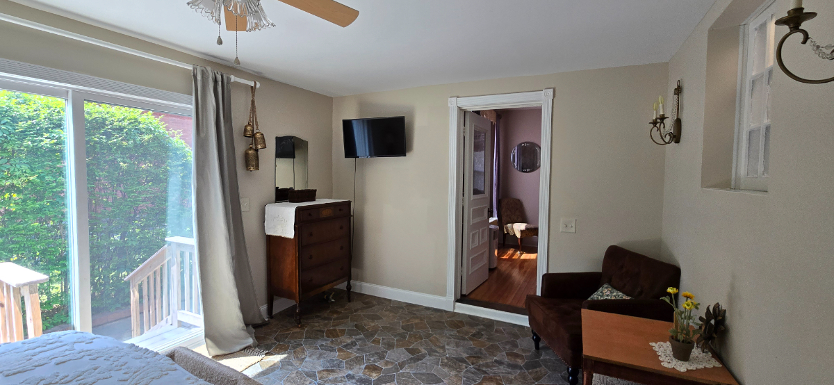 Charming 1-Bedroom Apartment - Photo 11