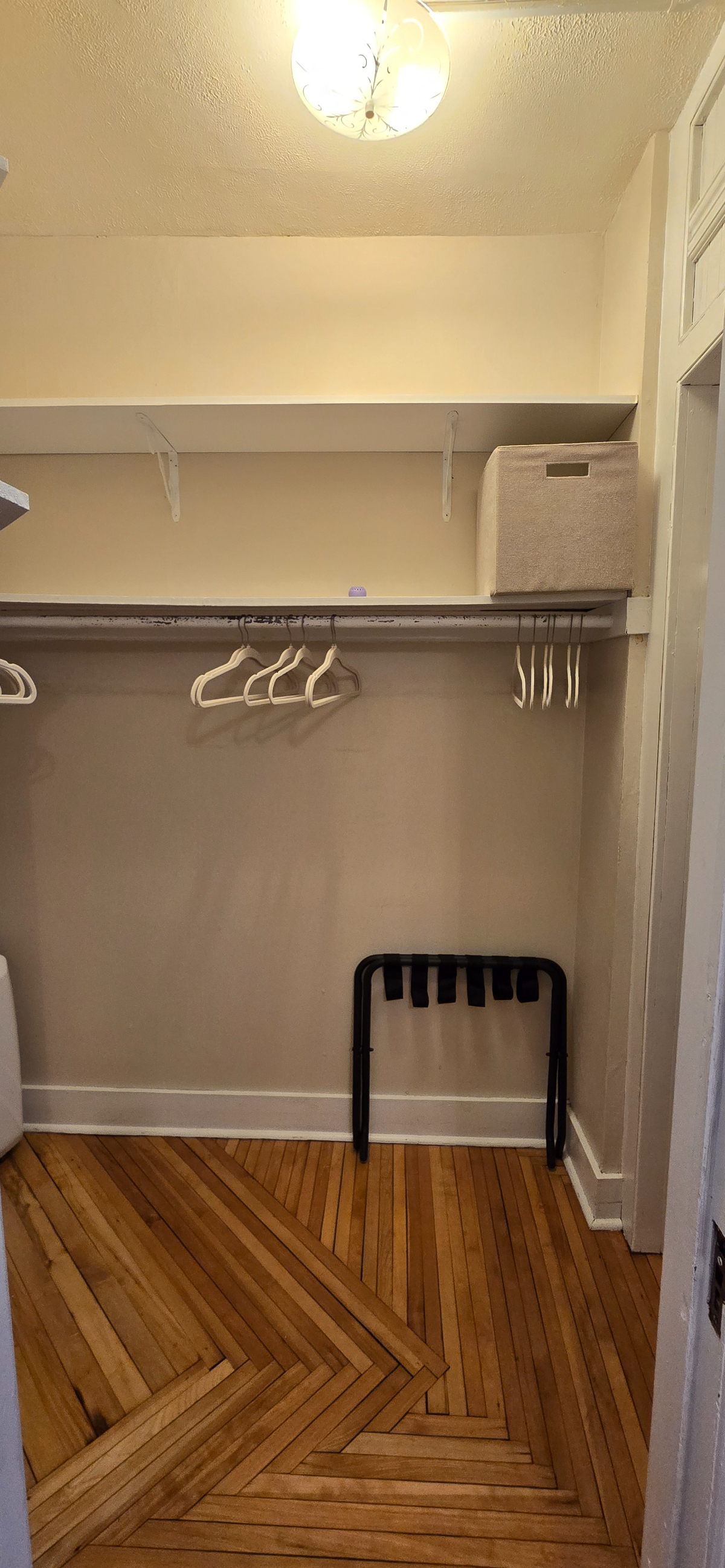 Charming 1-Bedroom Apartment - Photo 10
