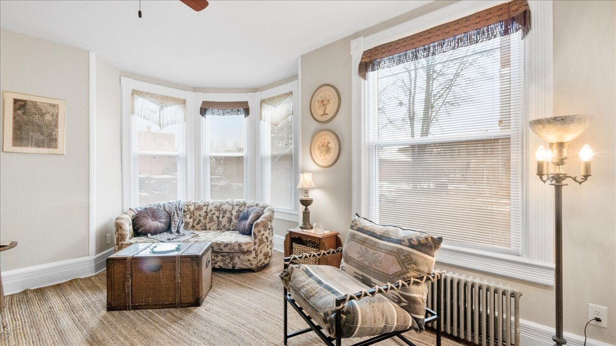 Charming 1-Bedroom Apartment - Photo 2