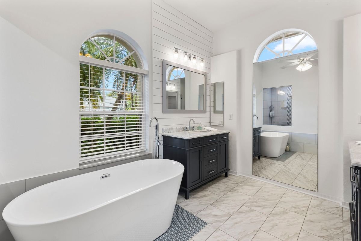 5 Bedroom Home with Private Pool & Spa in gated community - Photo 10