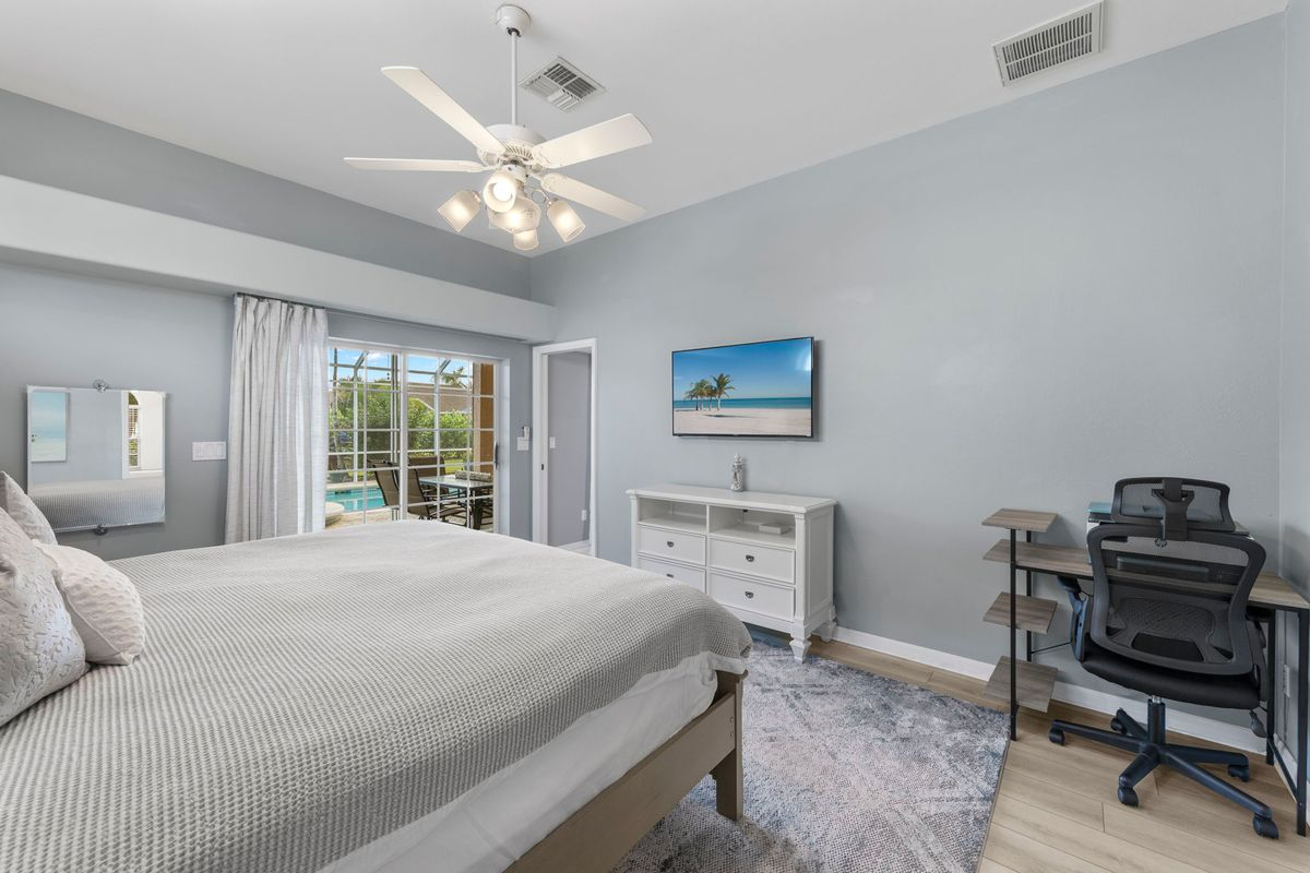 5 Bedroom Home with Private Pool & Spa in gated community - Photo 9