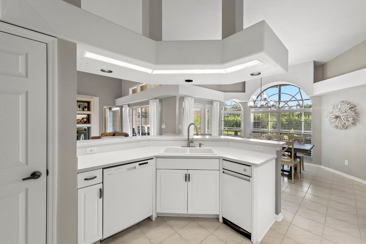 5 Bedroom Home with Private Pool & Spa in gated community - Photo 6