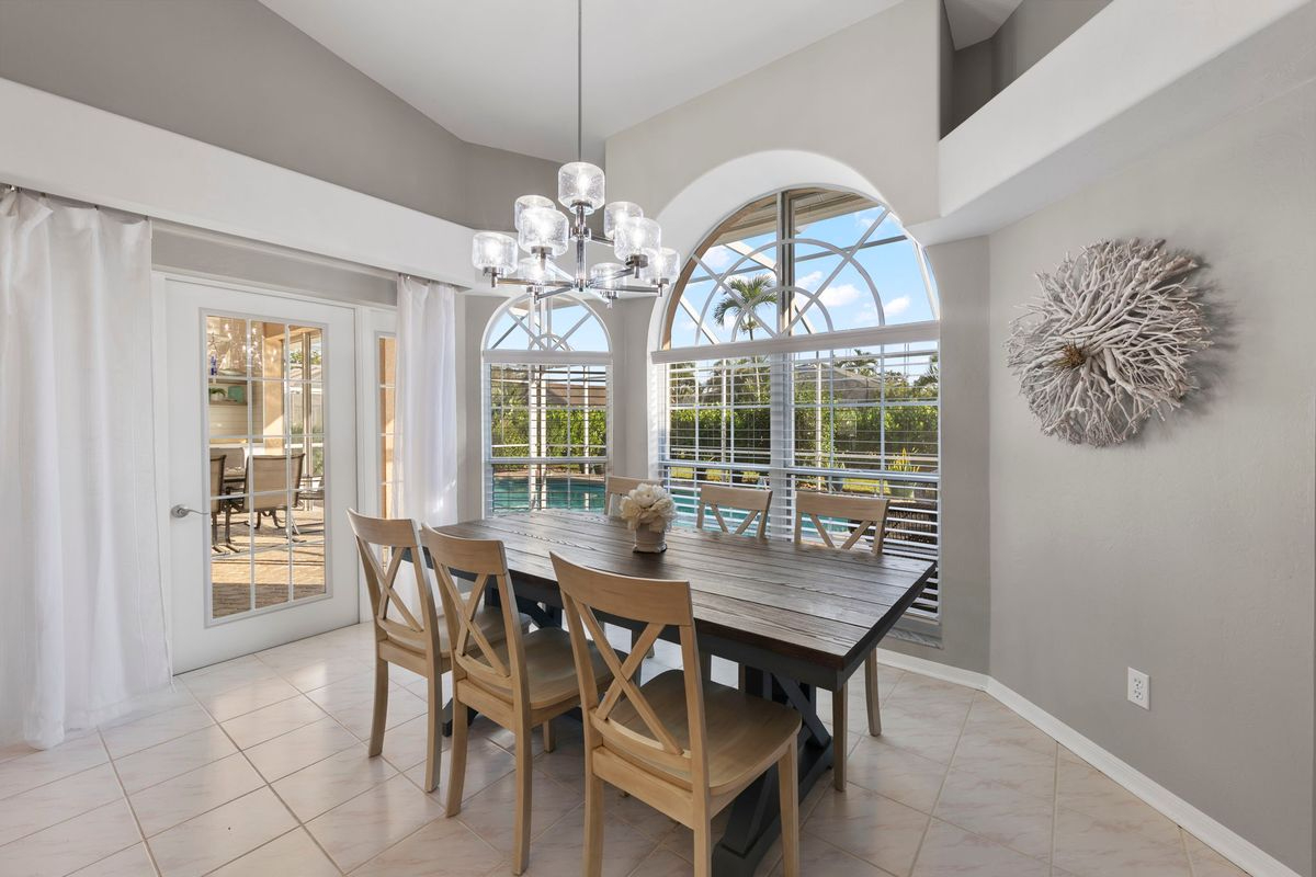 5 Bedroom Home with Private Pool & Spa in gated community - Photo 7