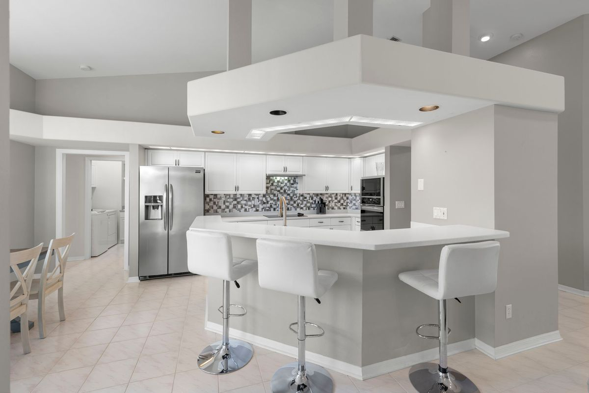 5 Bedroom Home with Private Pool & Spa in gated community - Photo 4