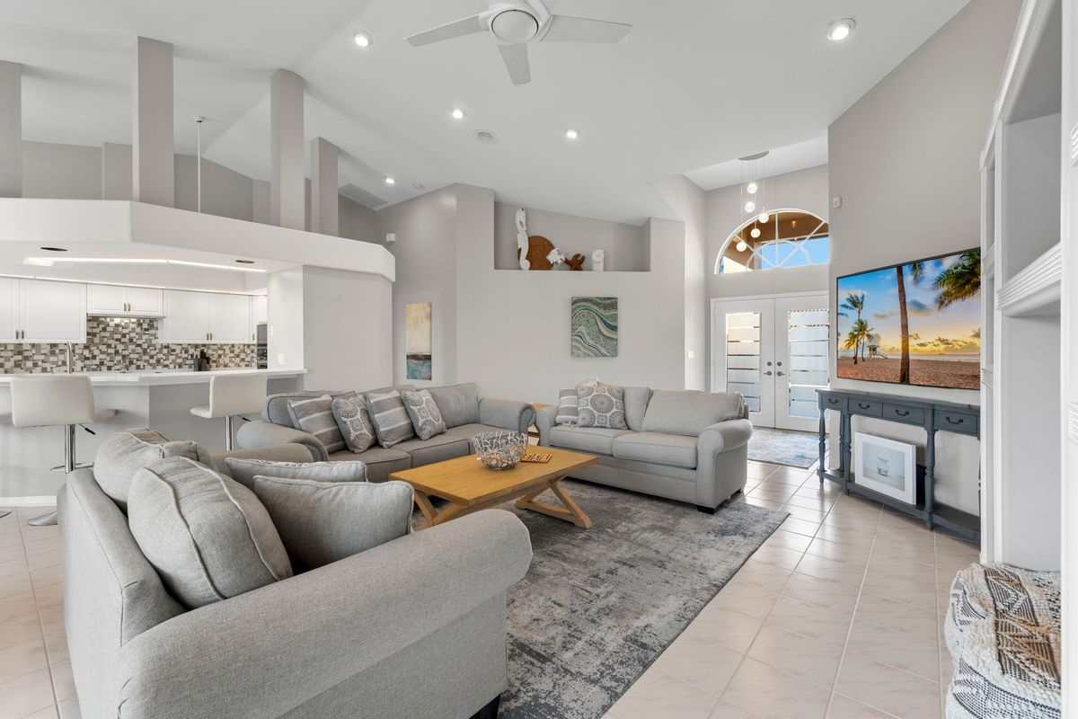 5 Bedroom Home with Private Pool & Spa in gated community - Photo 3