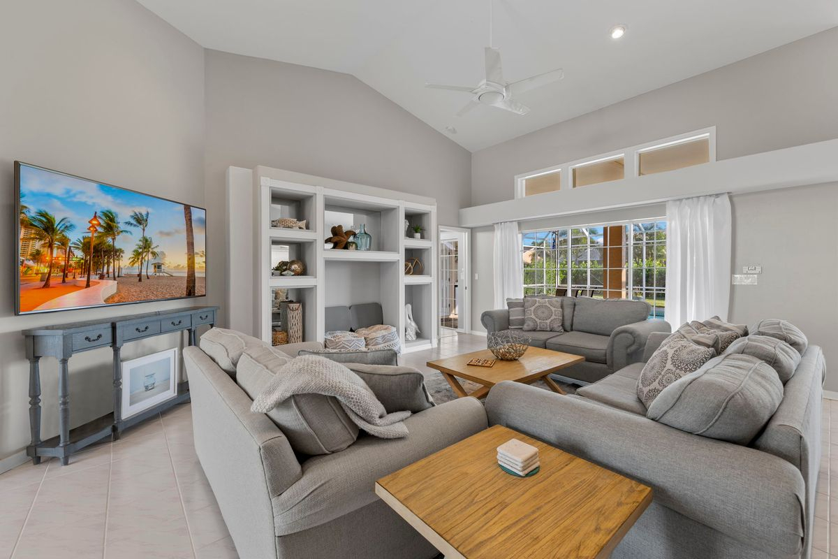 5 Bedroom Home with Private Pool & Spa in gated community - Photo 2